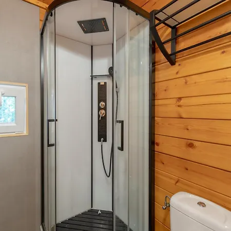 シャレー Loree Biron